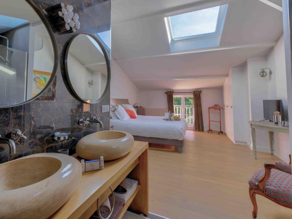 Chambre Grand Cru — chambre et salle de bain ouverte