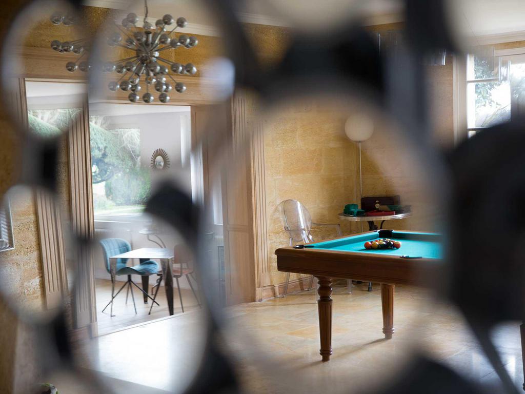 Le salon de billard et sa cheminée