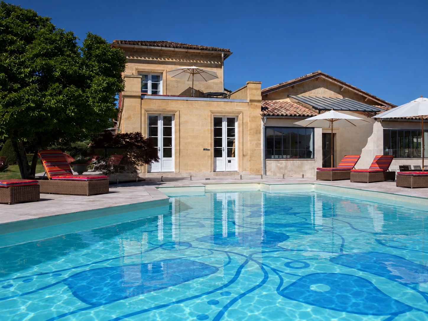 La piscine et la terrasse du Palanquey La piscine et la terrasse du Palanquey