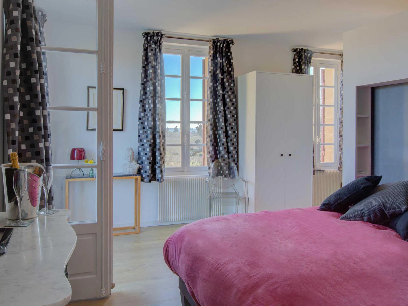 Suite Vendange — chambre aux tonalités framboise