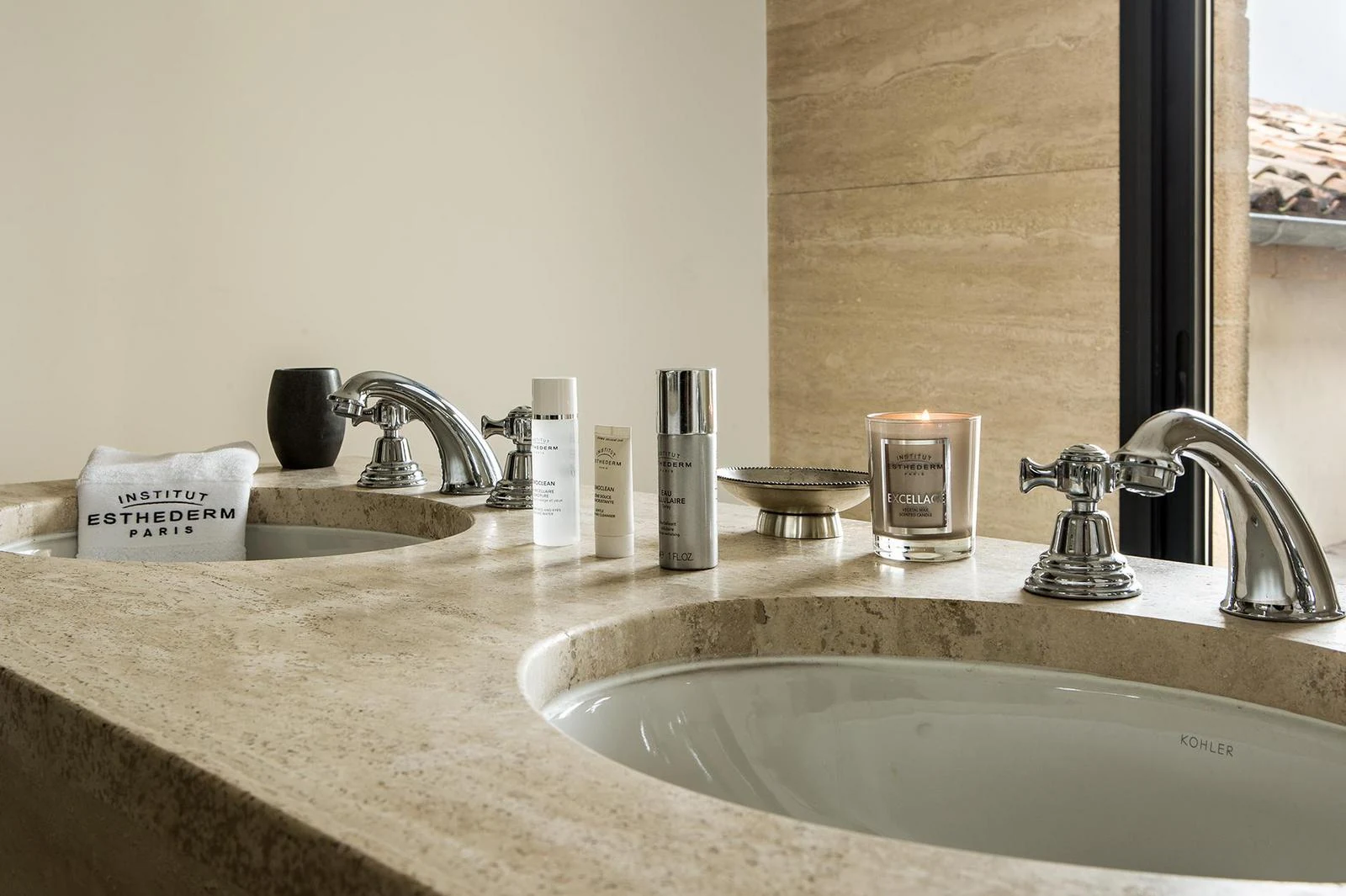 Suite Château — bathtub detail