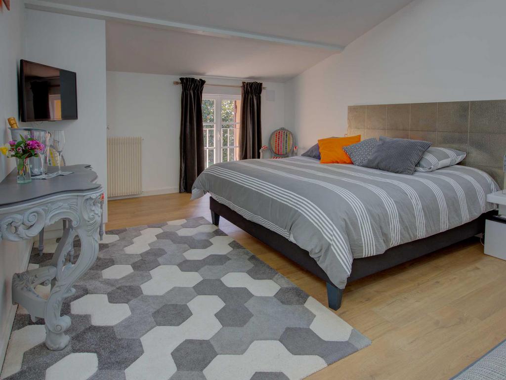 Chambre Millésime — tons gris et orangés