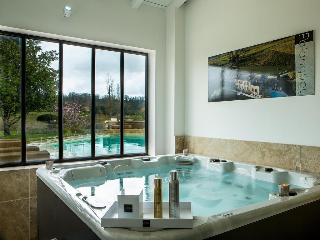 Le grand jacuzzi du Spa