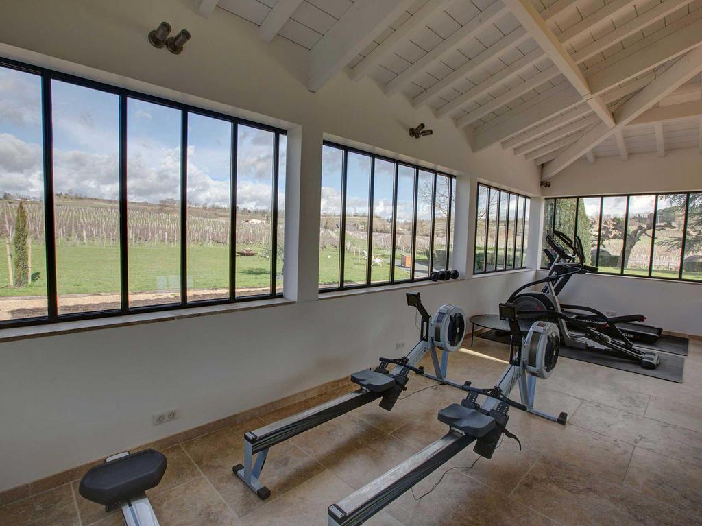 La salle de fitness avec vue sur les vignes