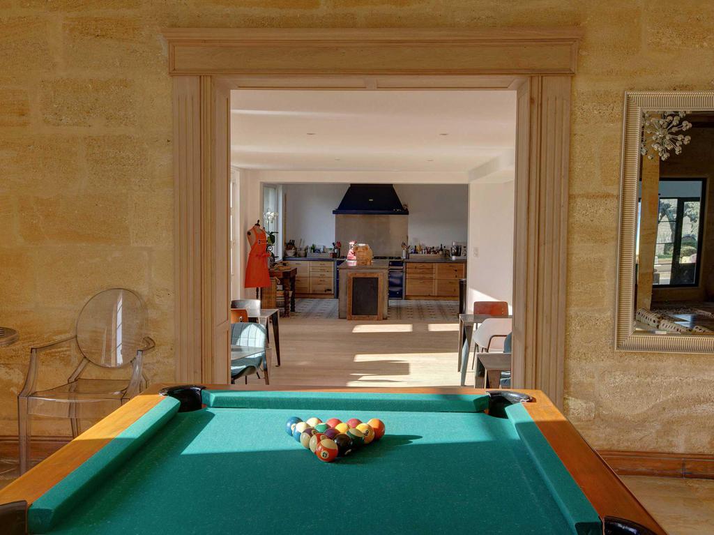 La cuisine vue depuis le salon de billard