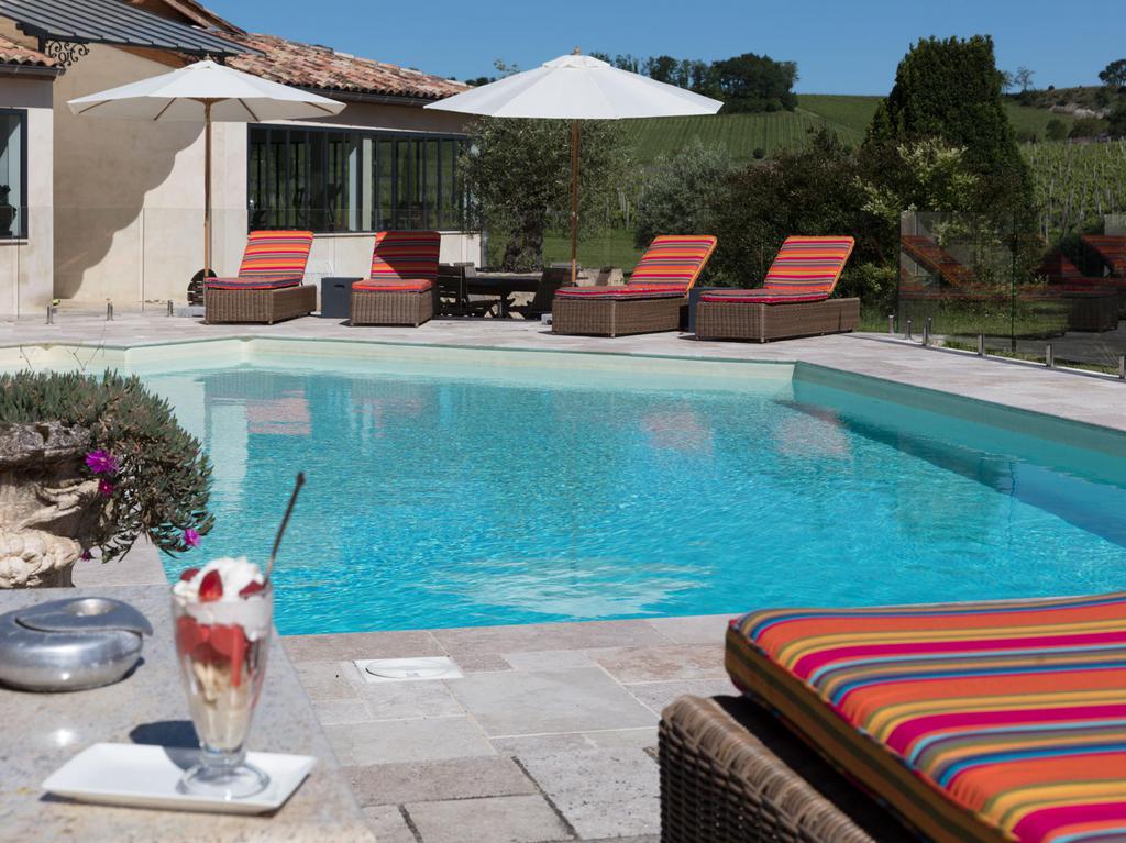 Cocktail autour de la piscine extérieure