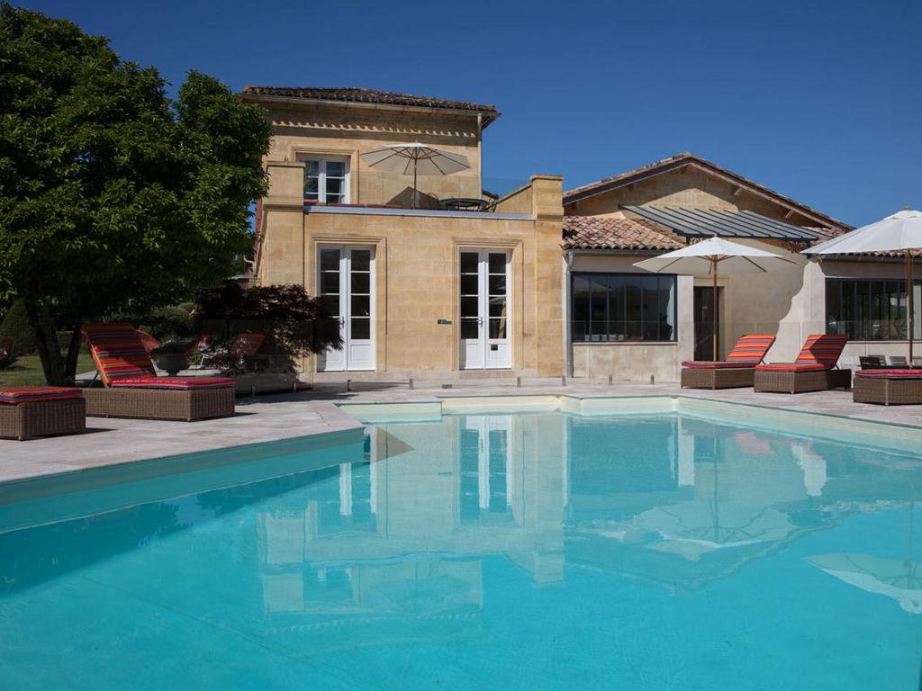 La piscine extérieure et les terrasses