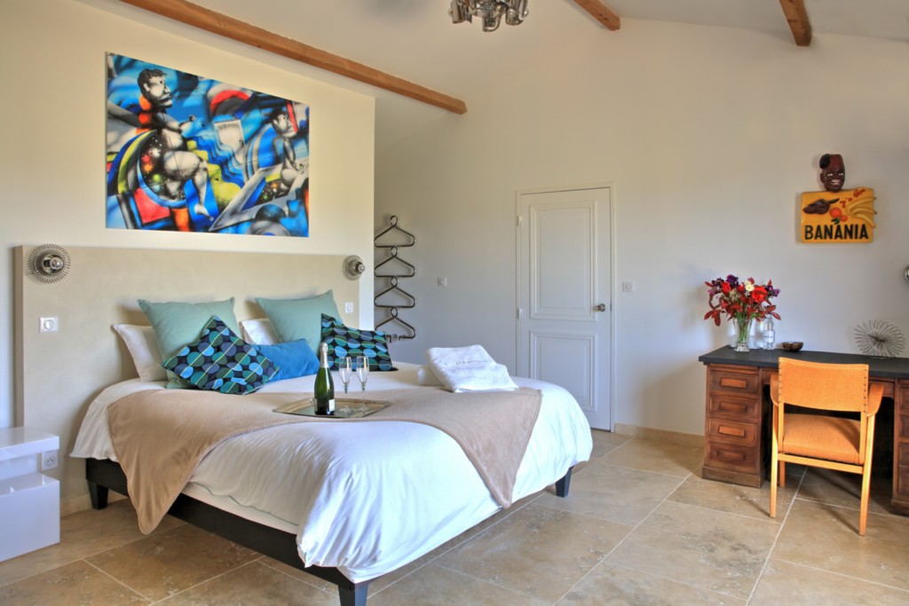 Suite Vignoble — ground-floor bedroom